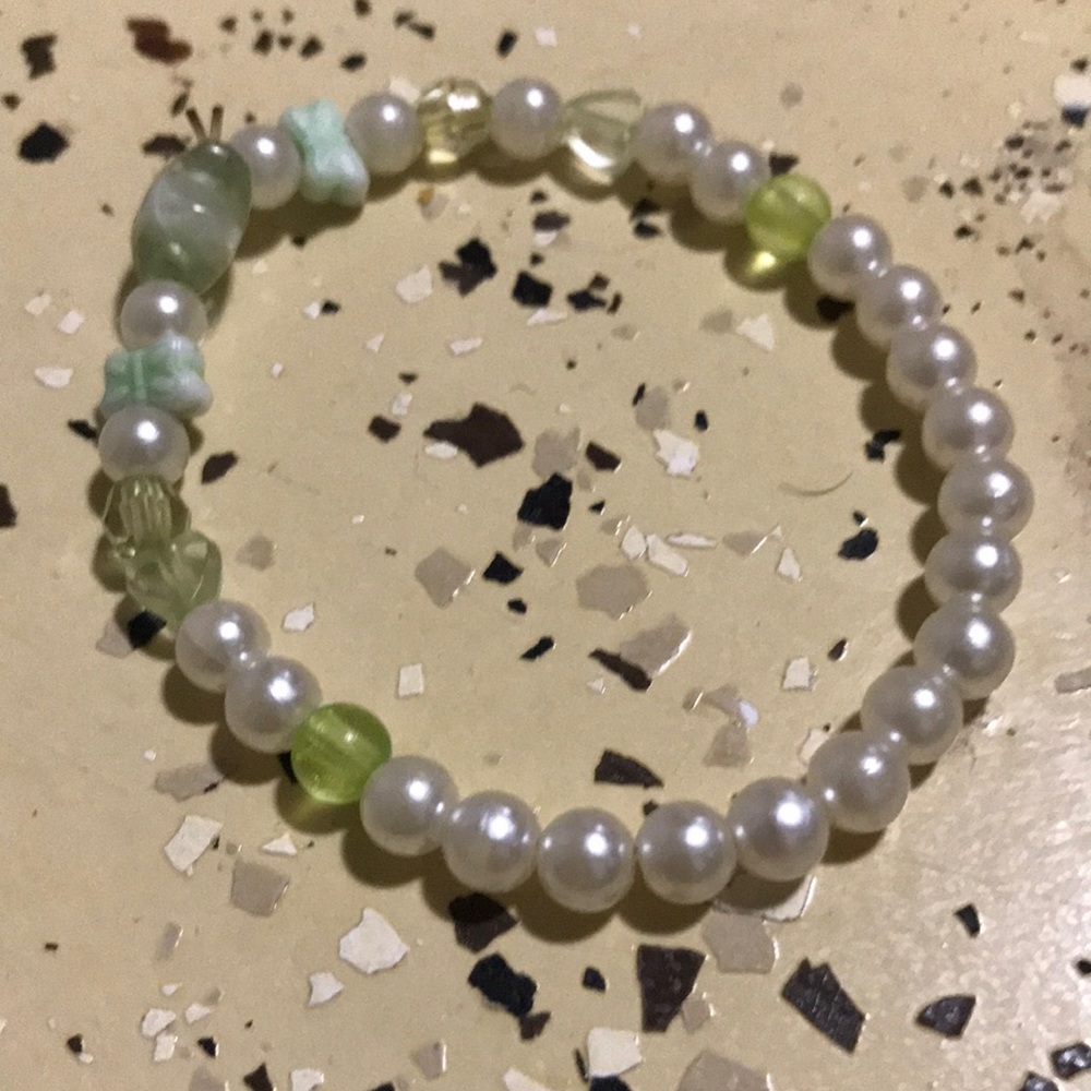 Pearl bracelet with butterfly beads